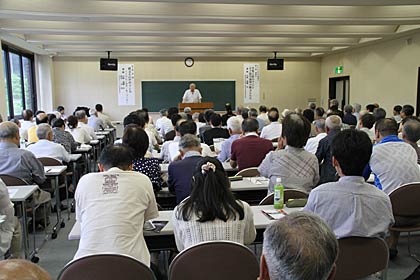  会場は約150人の参加者でぎっしり
