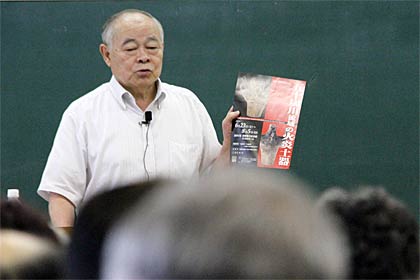  講演する小林名誉教授