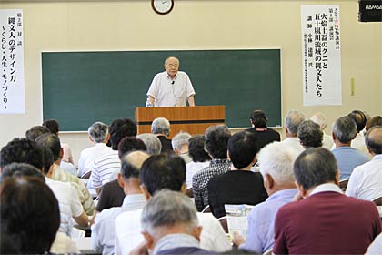  講演する小林名誉教授