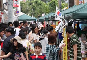 8日の「三条マルシェ~ごった市@ホコテン」は雨を免れて大勢の人出でにぎわう