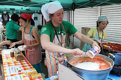 三条市国際交流員ピーター・カーターさん、今回はインド料理の「バターチキンカレー」