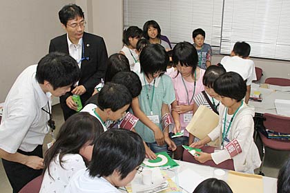  変種会議はゲームから始まり、鈴木市長もにこにこ顔で見守る