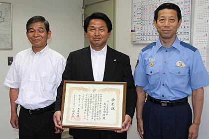  左から自動車安全運転センター新潟県事務所の小林務所長、佐川急便越後吉田店の石内店長、燕署の中村署長