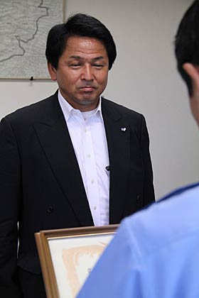  中村燕署長から表彰状の伝達を受ける石内店長