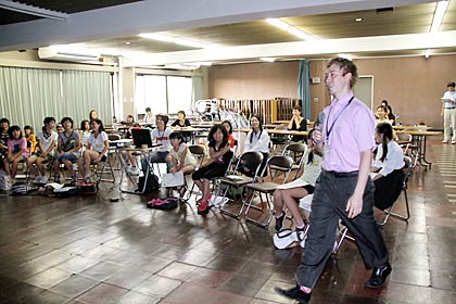  三条市で10日始まった英語劇の練習