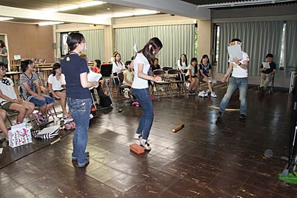  地域経営課職員がにわか仕込みの「三匹のこぶた」を上演