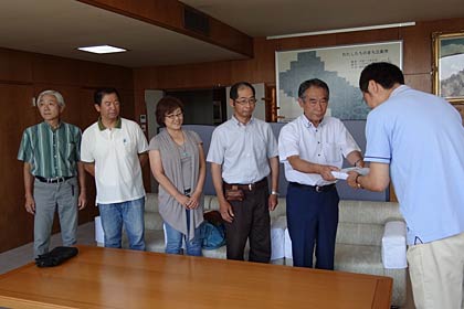  三条クラフトフェア実行委員会の高橋実行委員長から国定市長にチャリティーの善意27万円余りを手渡す