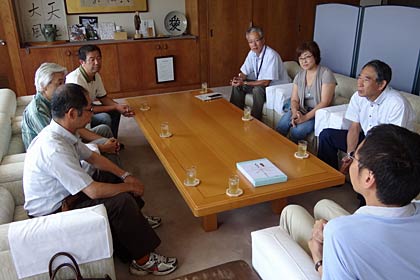 国定市長と歓談する三条クラフトフェア実行委員会の実行委員