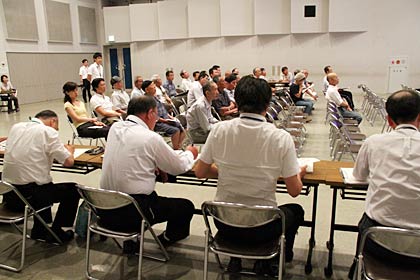 10日夜、分水公民館で開かれた鈴木力燕市長と市民とのふれあいトーク
