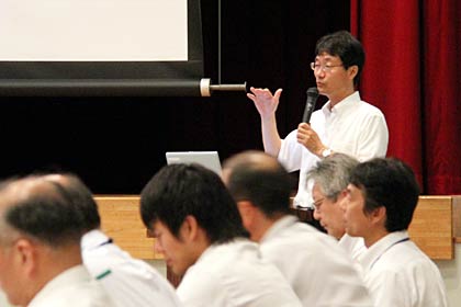 市の施策などについて話す鈴木市長