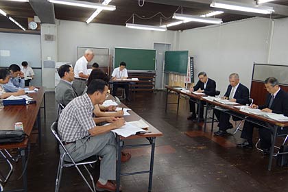  三条市の第一中学校区の一体校建設に反対し、三条市監査委員会に事務監査請求を行っている市民グループの代表者ら三条市監査委員に対して請求内容の補足の説明を行った。