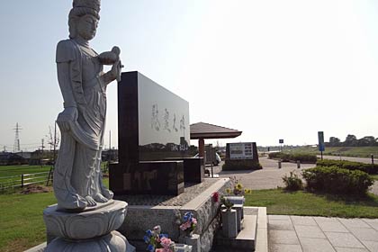  ことしも7月13日に献花台が設置される三条市・水害復興記念公園の慰霊之碑