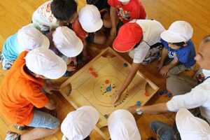 12日に燕東小学校で開かれたカロムの練習会