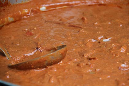  8日の三条マルシェで調理中の「バターチキン」、辛そうに見えて甘～い！