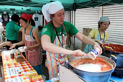  顔を真っ赤にして「バターチキン」を調理するピーターさん