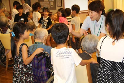  燕市立燕東小学校の2年生が特別養護老人ホーム「さわたりの郷」を　訪問して交流
