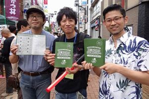 三条マルシェで三条マルシェスタンプラリーの台紙を手に