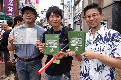  三条マルシェで三条マルシェスタンプラリーの台紙を手に