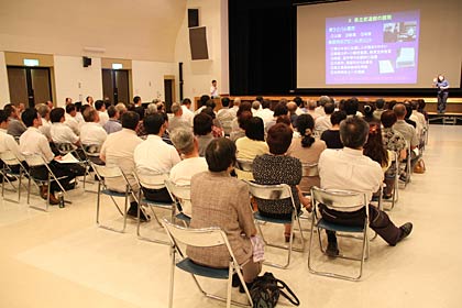  12日に吉田産業会館で開かれた鈴木燕市長のふれあいトーク