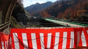 2010年11月7日の9号トンネル貫通式が行われた只見川のトンネル入り口から只見町側へ延びる工事用の仮橋
