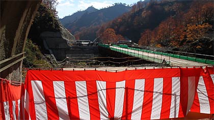 2010年11月7日の9号トンネル貫通式が行われた只見川のトンネル入り口から只見町側へ延びる工事用の仮橋