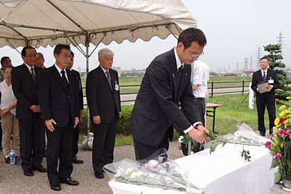  7.13水害から8年の13日、三条市・五十嵐川水害復興記念公園で行われた黙とう、献花
