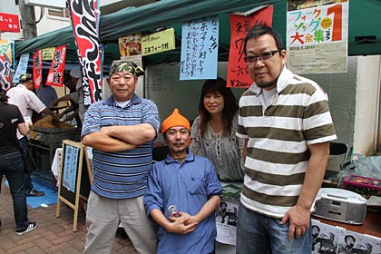  三条マルシェでコンサートをPRする三条フォーク村のメンバー