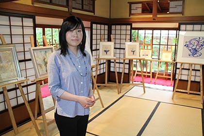  16日まで三条市・丸井今井邸で開かれている「鶴巻謙郎×鶴巻貴子展～思いを綴る心」で鶴巻貴子さん