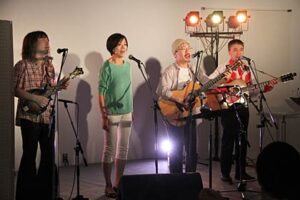 15日開かれた三条フォーク村のフォークソングコンサート、左から井上ともやすさん、と四角佳子さん、四角佳子さん、常富喜雄さん