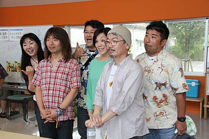  気軽に記念写真に応じる出演者