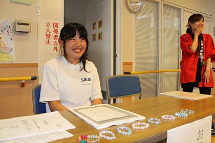 受け付けを手伝った栄中ボランティア委員会委員長の佐藤さん