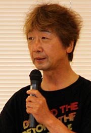 あいさつする北沢理事長