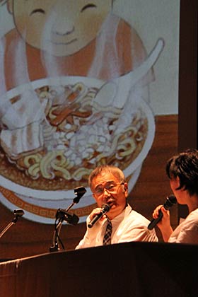  14日に燕市で開かれた「つばめっ子かるた」の原画を描いた絵本作家、黒井健さんによる講演会
