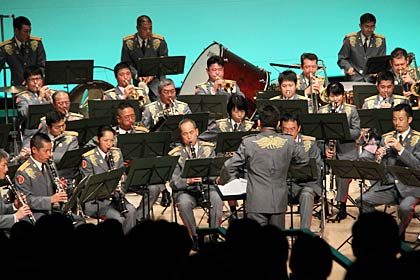  15日に燕三条地場産業振興センターで開かれた陸上自衛隊「ふれあいコンサート in 三条」で演奏する陸上自衛隊東部方面音楽隊