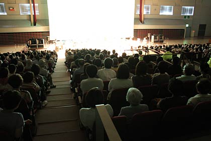  1,500人が来場して満員の会場