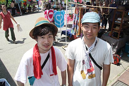  主催する「mi-light」の左が三条市の高橋さん、右が秋田に住む神谷さん
