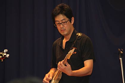  バンドでギター演奏する高橋豊さん