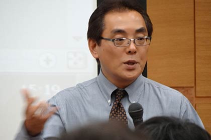  16日行われた三条市地域防災セミナーで講演する三条市防災対策総合アドバイザーの群馬大学大学院の片田敏孝教授