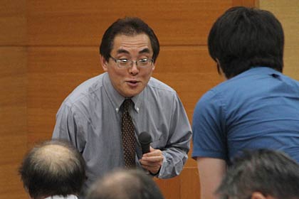  参加者の質問に応える片田教授