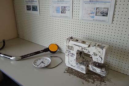 会場前に展示された東日本大震災で津波に流された小学校の時計やミシン