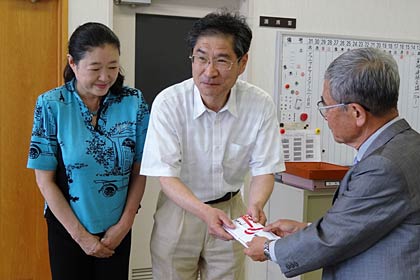 左から松木屋の女将の頼子さん、広岡社長、三条市社協の崎山会長