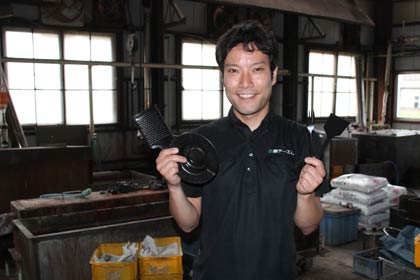  三条市売れるものづくり・しくみづくり支援事業の補助金を受けて新たにステンレスの黒染めの技術を確立した株式会社テーエムの渡辺社長