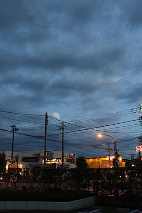  まだ軽く30度を超えていた16日午後7時半ころの加茂市内の空