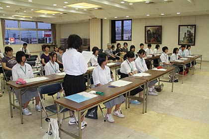  18日に燕市で行われたオーストラリア・ブリスベンへ派遣する市内中学生16人の海外派遣生の出発式
