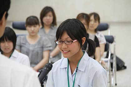  決意表明を行う燕中等教育学校3年内山さん