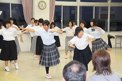  オーストラリアで発表するために練習した「よさこいソーラン」を披露