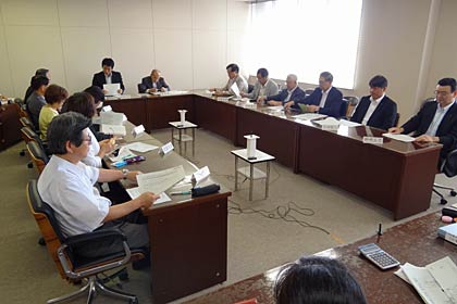  17日開かれた三条市議会の小中一貫教育等調査特別委員会