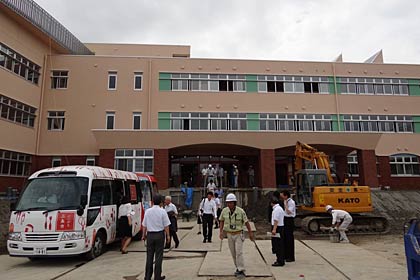  裏館小学校の正面玄関
