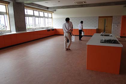  裏館小学校の家庭科教室