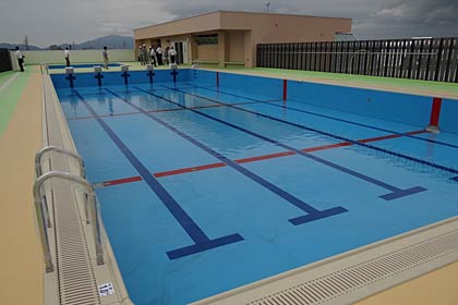  裏館小学校の屋上プール